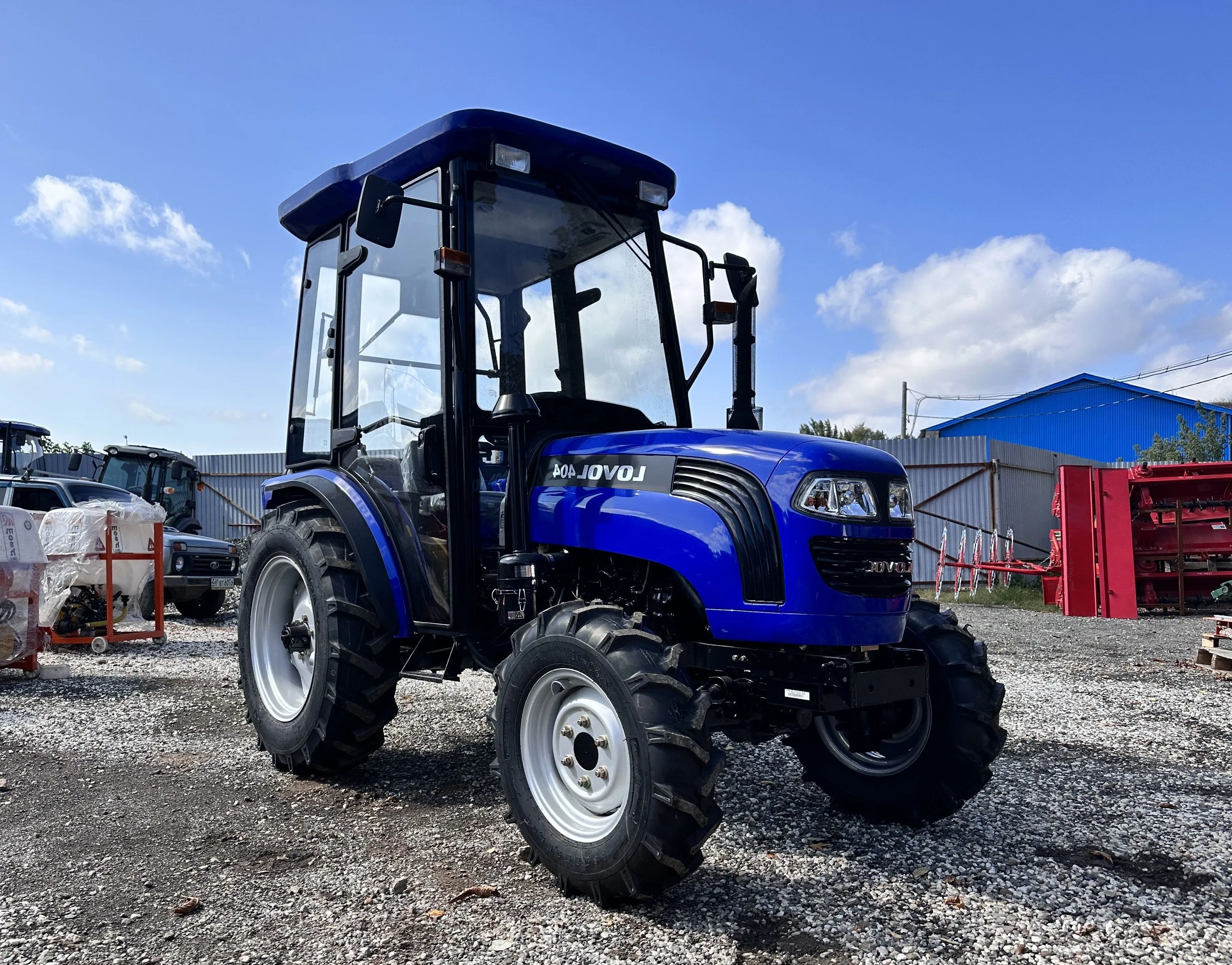 Трактор Lovol TE-404 с кабиной II генерация